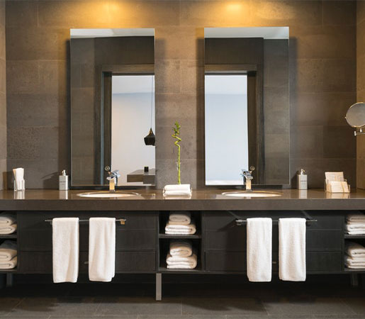 Baño con lavabo doble y espejo
