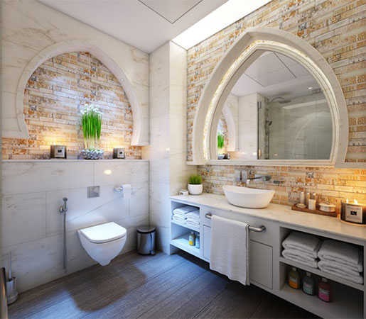 Baño con espejo y encimera, materiales cálidos