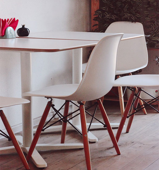 Comedor con sillas de diseño en un proyecto de interiorismo